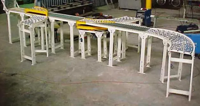 Línea de transportadores de rodillos con curvas