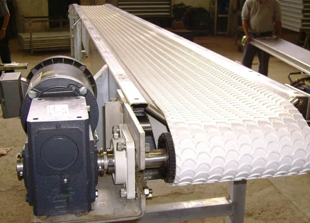 Transportador de banda modular con motor